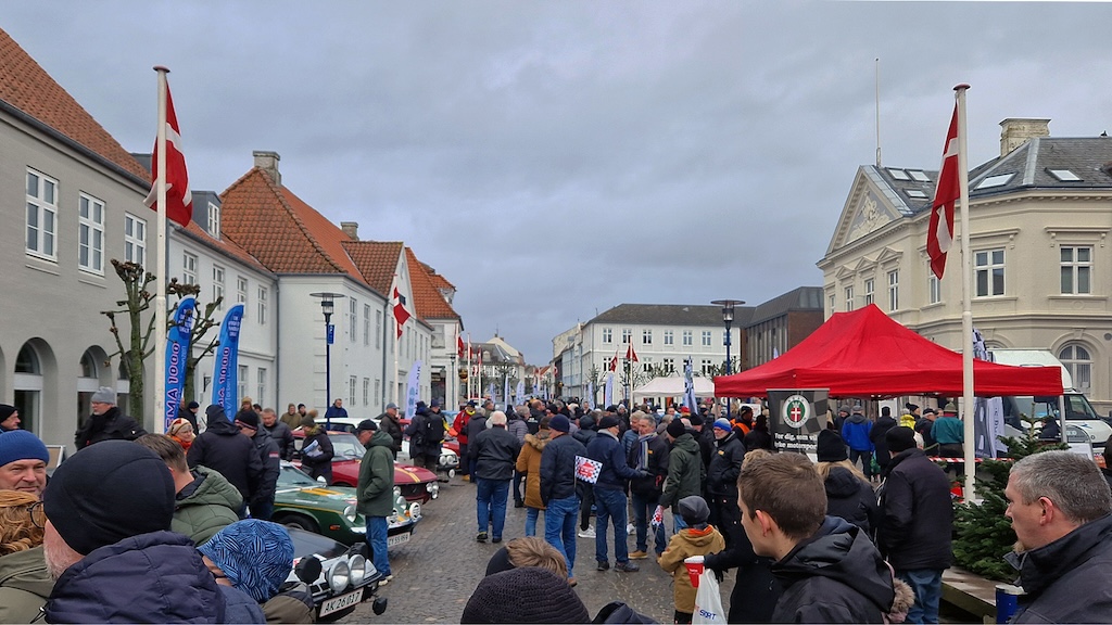 Rigtigt mange interesserede havde fundet vej til Assens til årets PRE-Start forud for det 26’ Rallye Monte Carlo Historique.
(Foto: rallypics.dk – Viggo Johansen)